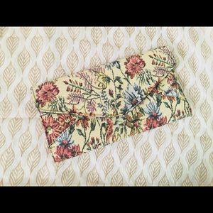 ‼️ vintage floral clutch ‼️